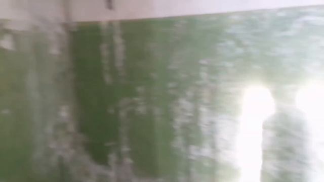 Спустился в подвал и вскарабкался на крышу заброшенной четырехэтажки в лесу