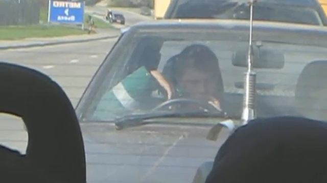 Парень жрет козявки 