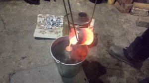 Что будет если вылить расплавленный алюминий в форму в воде