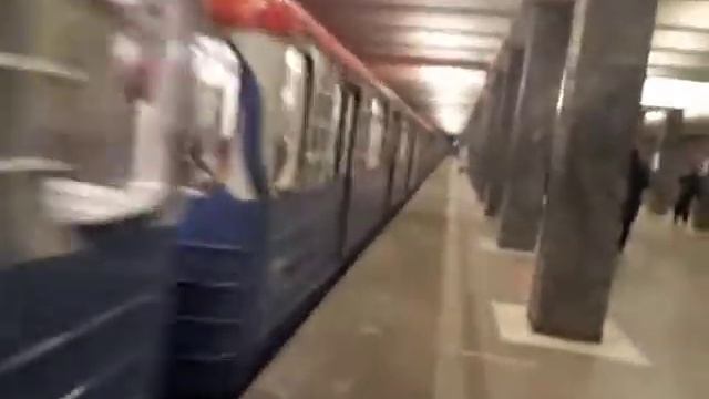 иду вдоль прибывающего на станцию "водный стадион" метропоезда "номерной" смотреть онлайн