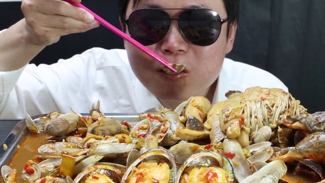 ASMR MUKBANG: SEAFOOD-Spicy And Spicy Abalone, Large Snails, Razor Clams And Clams.