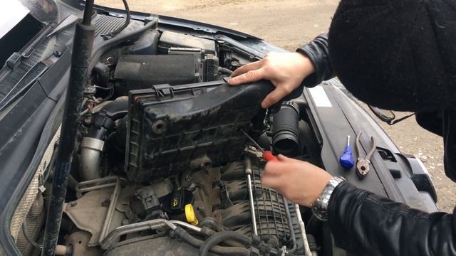 Замена воздушного фильтра на Volkswagen Golf VII смотреть онлайн