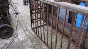 как одному легко кастрировать хряка. клетка для фиксации.