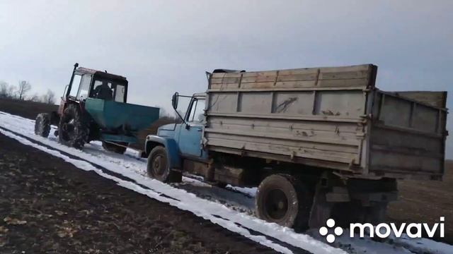 Внесение удобрения на дальние поля, перегон техники, Газон сел в болоте... смотреть онлайн