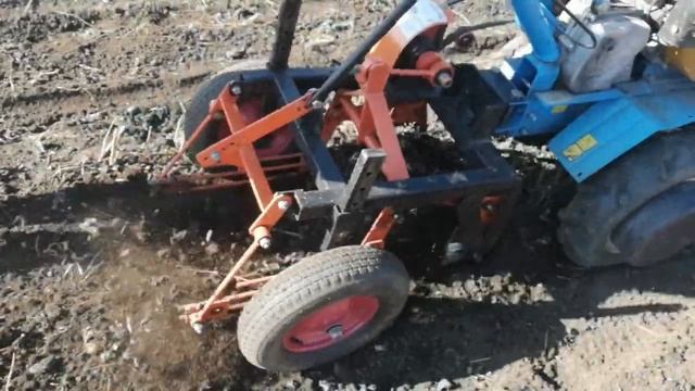 Как копает переделанная картофелекопалк смотреть онлайн