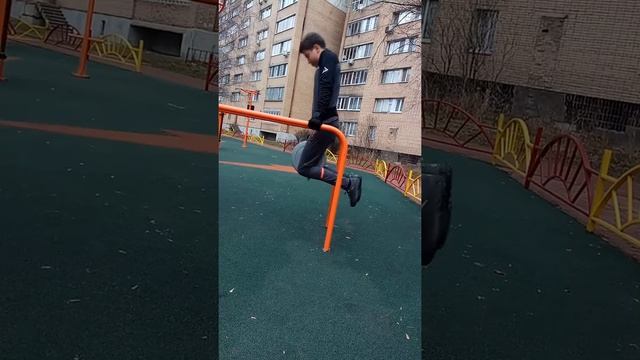 Отжимания на брусьях с весом 10 кг и отжимания от пола. Многоповторка. смотреть онлайн