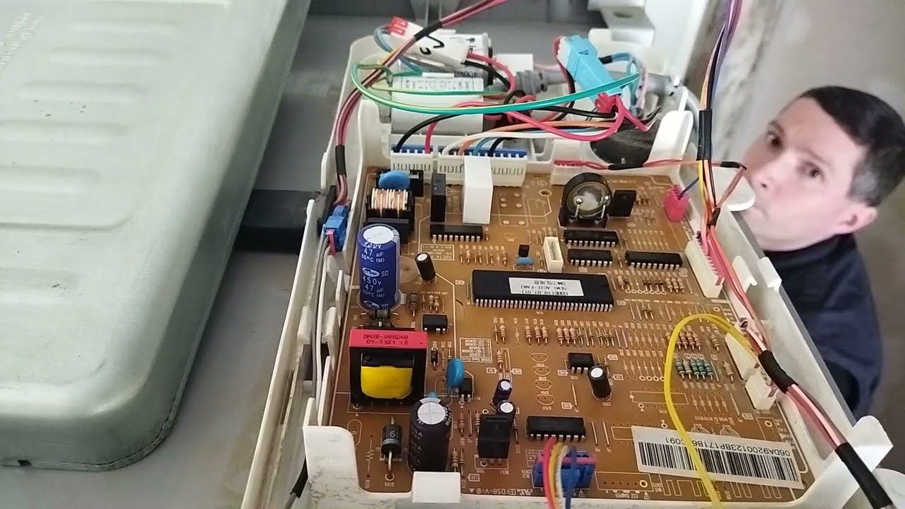 Хлопок в холодильнике самсунг.