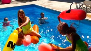 ЭКСТРЕМАЛЬНАЯ БИТВА НА ХОТ-ДОГАХ! Остаться сухим Челлендж! Сможет ли Амелька победить ребят?