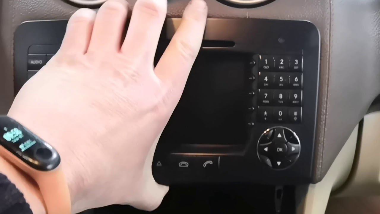 Снятие штатного головного устройства ( магнитолы ) Mercedes GL550 W164 2011г.в. Как снять магнитофон