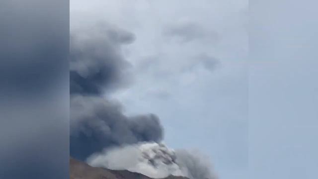 The powerful eruption of the most active volcano Sakurajima in Kyushu, Japan смотреть онлайн