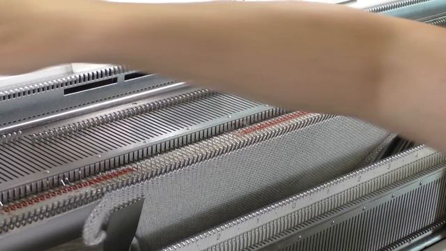 Кардиган " каскад" на вязальной машине . Cardigan on а knitting machine . Часть 2 смотреть онлайн