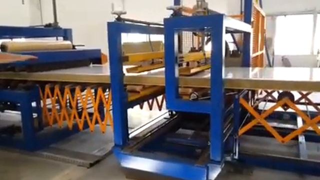 Линия по изготовлению сэндвич-панелей с наполнением пенопласта и мин ваты WhatsApp:+86-15982347117 смотреть онлайн