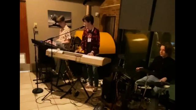 Everybody Wants to Rule The World (Live at the Apron, 2/25/22) - Two Soups ft. Karsen Kelly смотреть онлайн