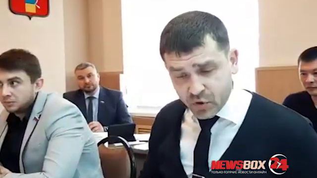 Едроссы Уссурийска приняли бюджет в первом чтении под крики недовольных граждан смотреть онлайн