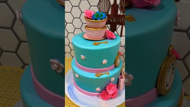 Alice in Wonderland Cake #cakes #aliceinwonderlandcake #customcakes #satinicefondant смотреть онлайн