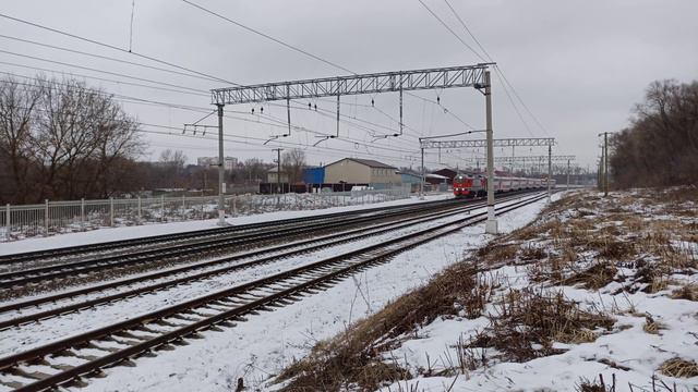Приветливая бригада! ЭП2К-241 в тяге с двухэтажным поездом Санкт-Петербург—Белгород смотреть онлайн