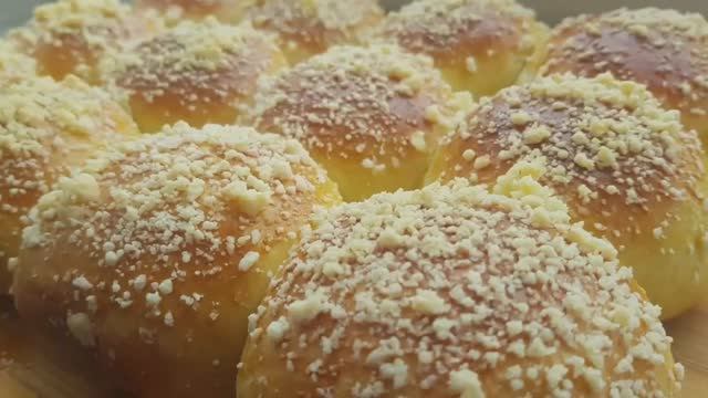 Булочки на сгущенном молоке | Сдобные булочки с вареной сгущенкой смотреть онлайн