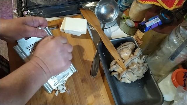 Сырный суп со свежими грибами. Из серии быстрые супы. смотреть онлайн