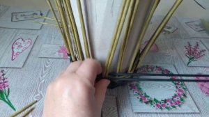 плетём вазу из бумажной лозы
