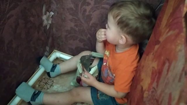 Саша хрумкает в техоря чипсы прикол