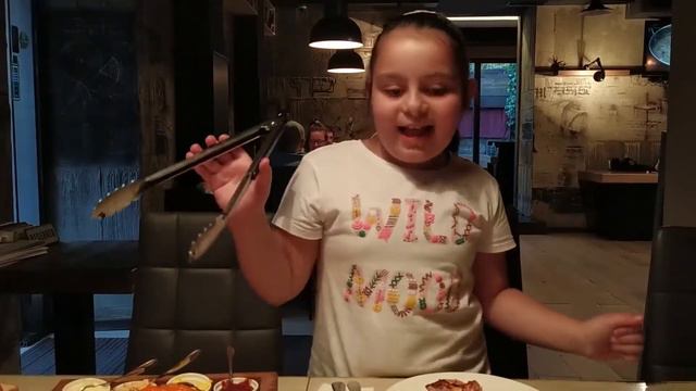 Люси готовит шашлычок с овощами и грибами на гриле! Люси в ресторане | VLOG №13 смотреть онлайн