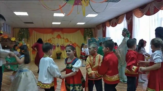 Веселье, танцы вместе с родителями на утреннике у  Анечки в детском саду продолжение