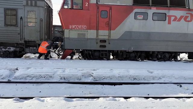Электровоз ЧС4Т-283 прицепляется к поезду 001Э ,,Россия" Владивосток - Москва на ст.Балезино смотреть онлайн