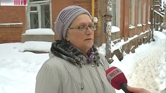 Из-за переменчивой погоды на крышах образовались большие сосульки смотреть онлайн