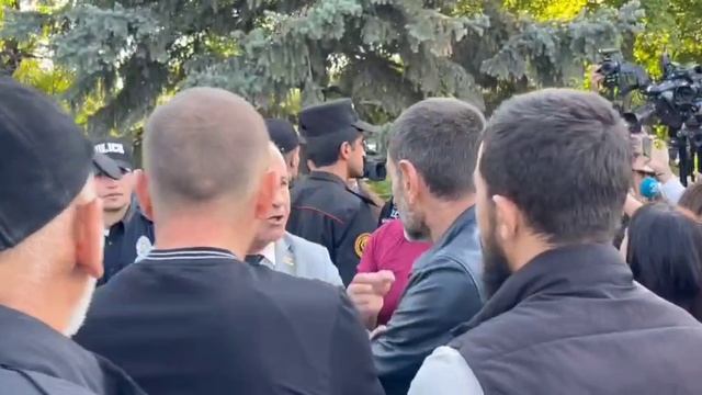 В военном пантеоне "Ераблур" в эти минуты напряженно смотреть онлайн