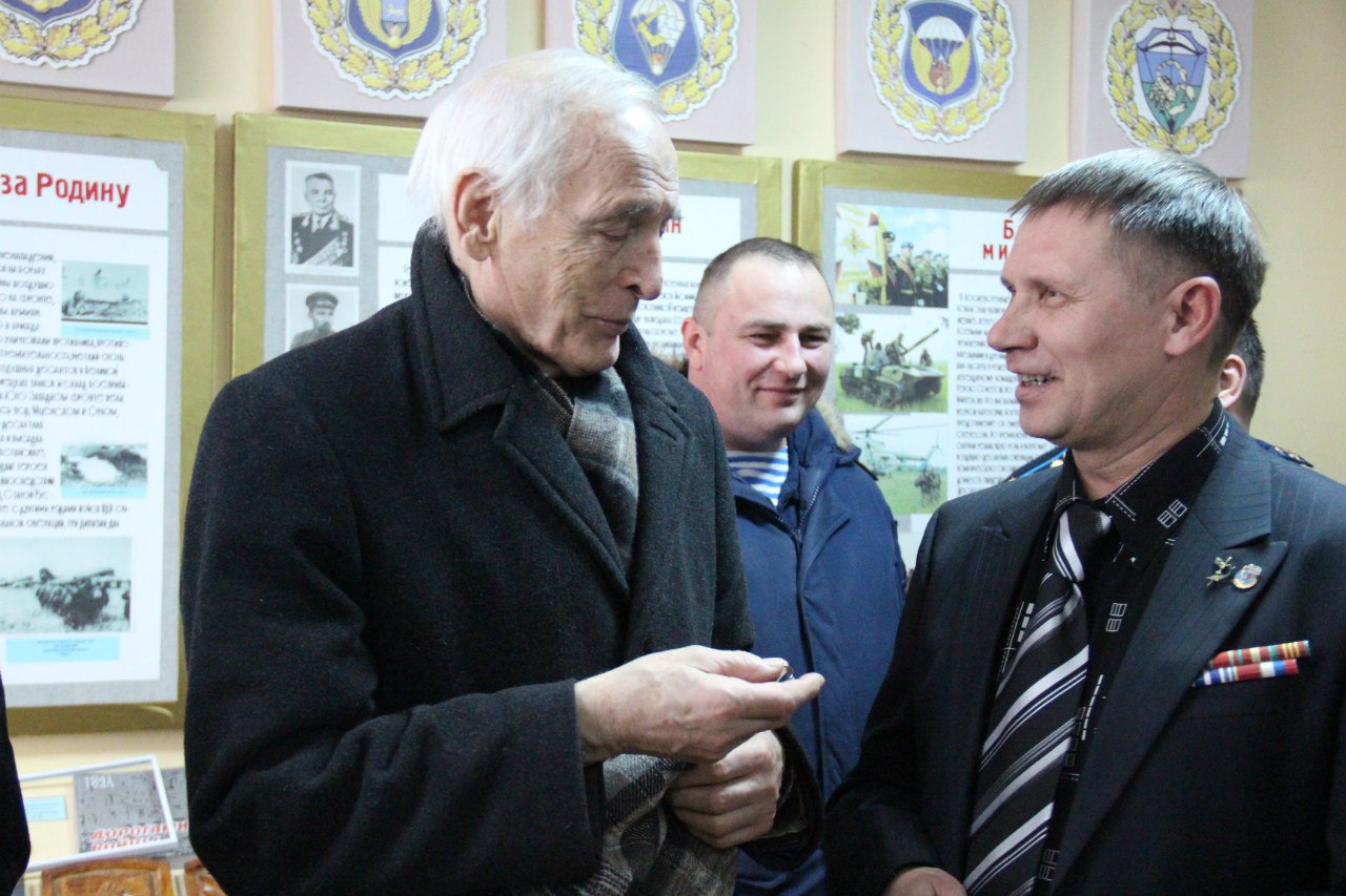 Народный артист СССР В. Лановой в посетил ивановский полк ВДВ.mp4 смотреть онлайн