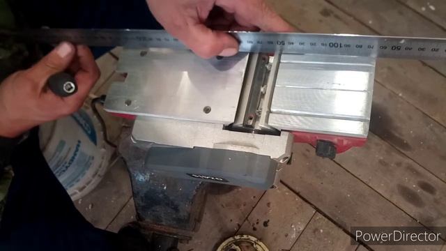 Как поменять и отрегулировать ножи на электро рубанке.