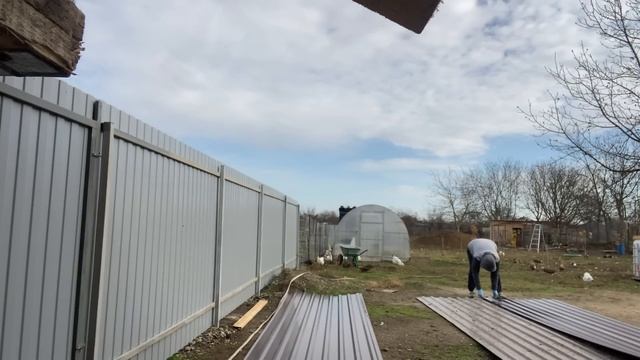 640❤️Осенние работы в саду. Королевский навес для пернатых обретает очертания!Миша, мы с тобой сила