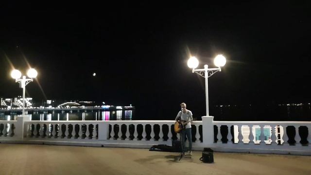 ВЕЧЕРНИЙ ГЕЛЕНДЖИК... Прогулка по набережной... Уличный музыкант и лунная дорожка... октябрь 2019.. смотреть онлайн