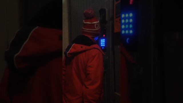 Как надо открывать дверь в подъезд ??? смотреть онлайн