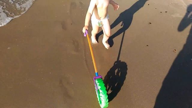 Ребенок, колесо и море. #1 смотреть онлайн