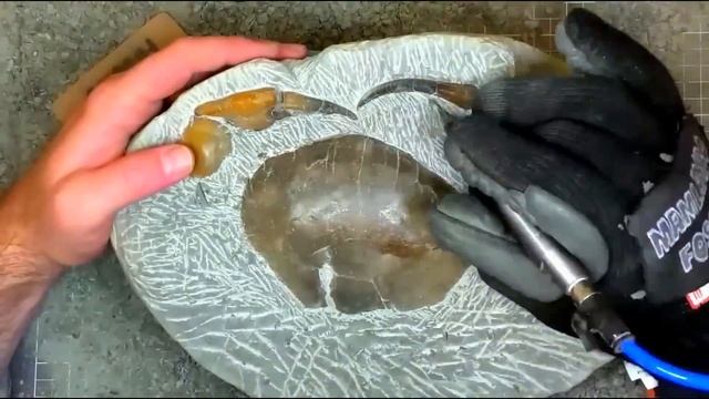 Он нашёл странный камень на пляже и решил его открыть! Увидев содержимое, парень ахнул! смотреть онлайн