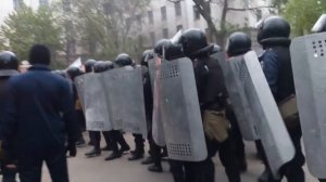 Одесса, 2 мая, Куликово поле, Дом профсоюзов с обратной стороны выносят трупы