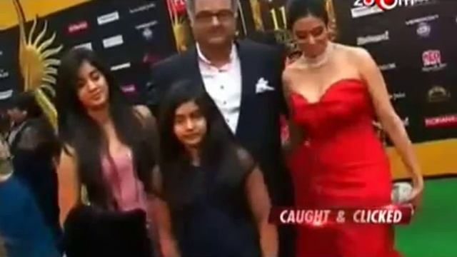 Sridevi with family walks the green carpet at IIFA Awards 2011 смотреть онлайн