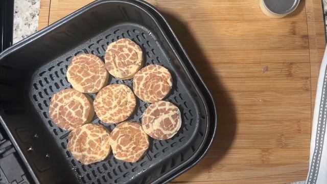 We Tried This in the Air Fryer | Cinnamon Rolls in the Air Fryer | Air Fried Cinnamon Rolls #airfry смотреть онлайн