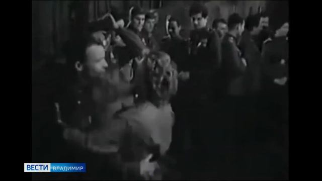Во Владимире в День воинской славы России прошла акция "Память в танце. Случайный вальс" смотреть онлайн