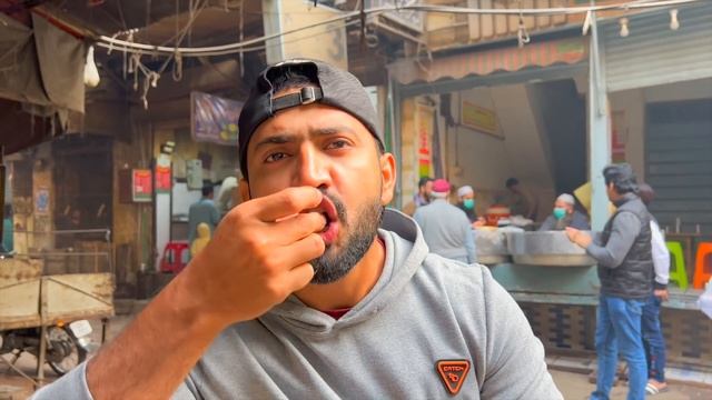 150 Years Old LAHORE Street Food ANDROON ? Saleem Butt Motton Channy | Jeda Lassi wala & Halwa Pori смотреть онлайн