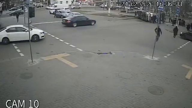 В Николаеве Range Rover протаранил маршрутку с людьми. Есть погибшие смотреть онлайн