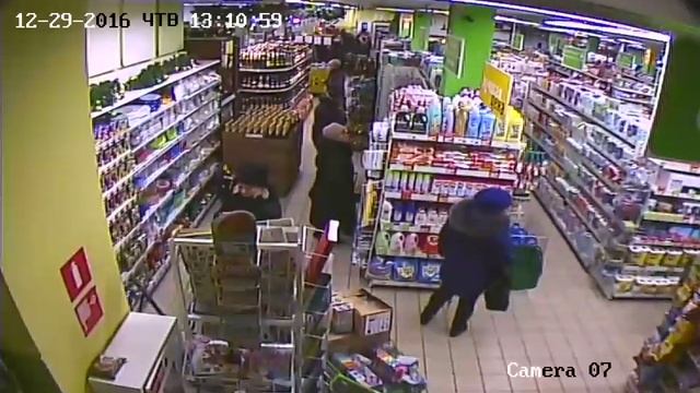 Женщина украла кошелёк в магазине смотреть онлайн