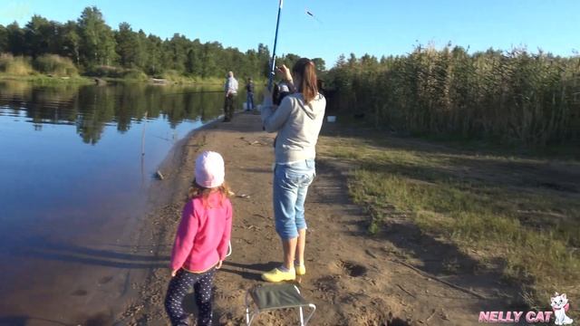 Девчонки на рыбалке ЛОВИМ РЫБКУ У РЕКИ Красивый берег Girls on fishing смотреть онлайн