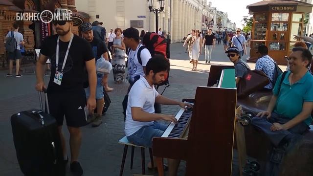 «Я лишь вытащил пианино на Баумана». Пианист-самоучка собирает толпы слушателей смотреть онлайн