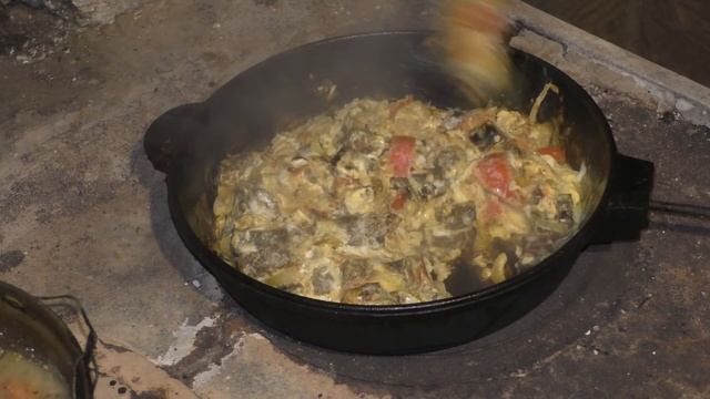 КУХНЯ ОТШЕЛЬНИКА!!!! ЯЙЦА С ЧЕРСТВЫМ ХЛЕБОМ И БОЛАНДА ИЗ ПЕРЛОВКИ С МЯСОМ.
