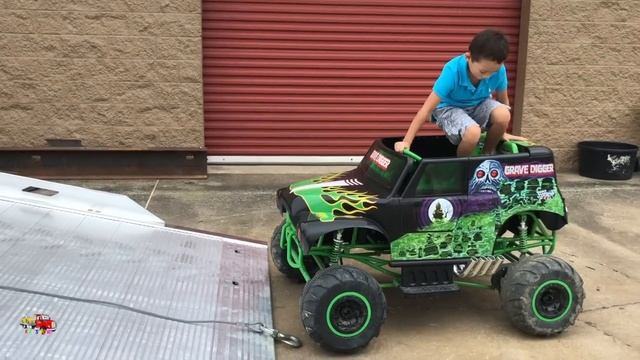 Kruz Showing How To Operate The Rollback Loading His Grave Digger Power Wheel смотреть онлайн