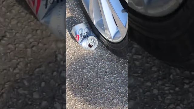Can of Diet Coke being crushed under a Mercedes S320 CDI смотреть онлайн