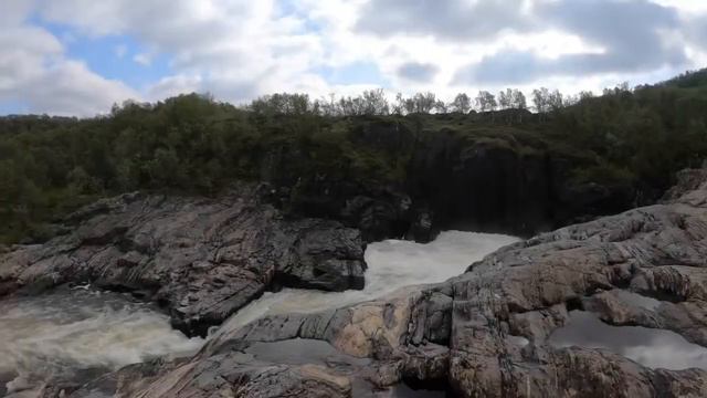 На ТИТОВСКОМ ВОДОПАДЕ смотреть онлайн