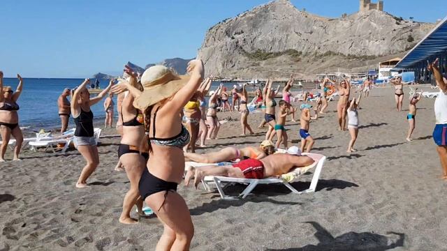 Зажигательные танцы на пляже в Крыму смотреть онлайн